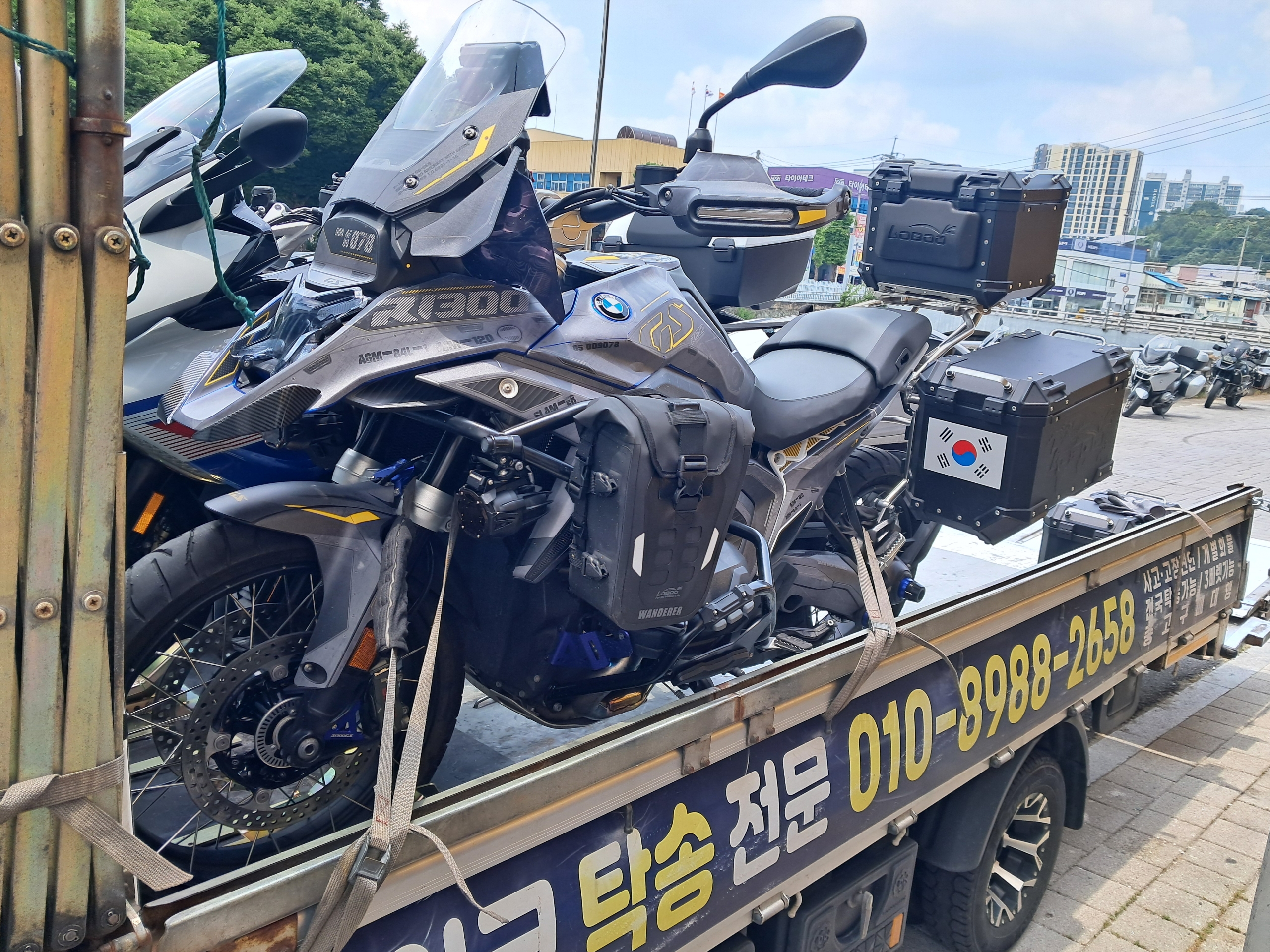 화물차에 벨트로 고정된 대형 바이크