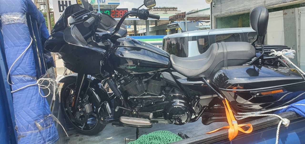 운송 차량 내부에 벨트로 고정된 바이크
