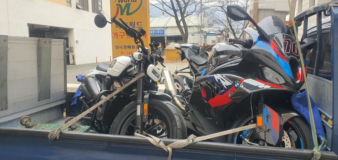 화물차 적재함에 고정된 대형 바이크